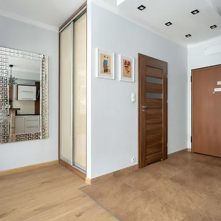 Apartment Przytulny Jasny Z Balkonem Oraz Parkingiem By Renters